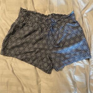 Universal Thread Black and White Patterned Women Shorts